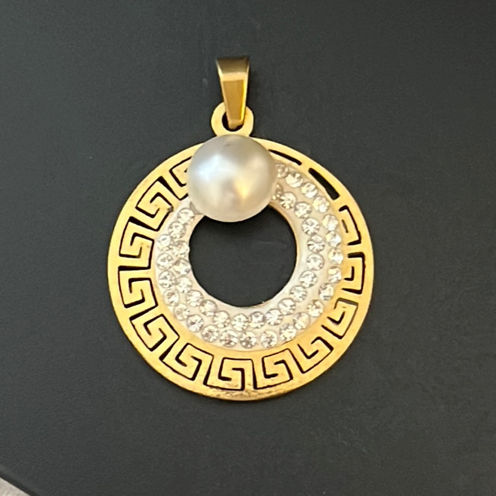Gold pearl pendant